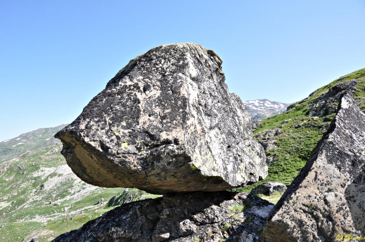 Insolite - Rocher en équilibre - Vallée de Neuvache - Valmeinier