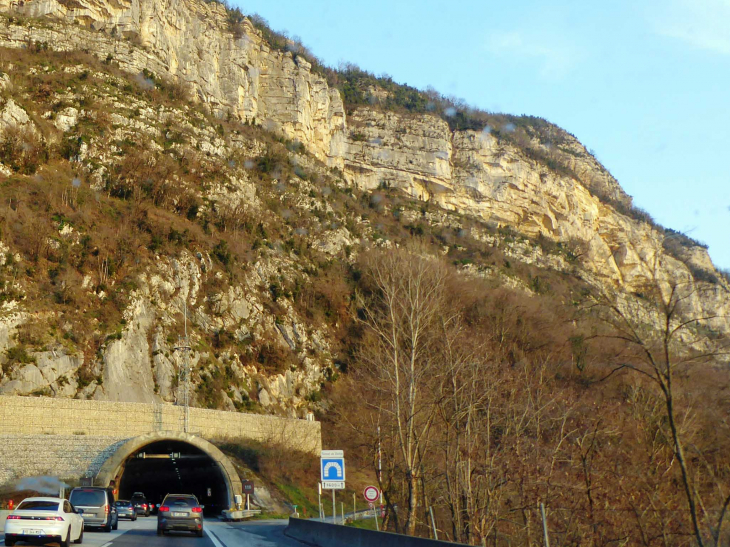 L'entrée du tunnel de Dullin sur l'A43 - Verel-de-Montbel